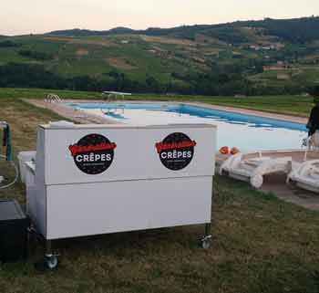 Génération Crêpes installe sa cuisine au bord de la piscine de votre gîte Beaujolais 