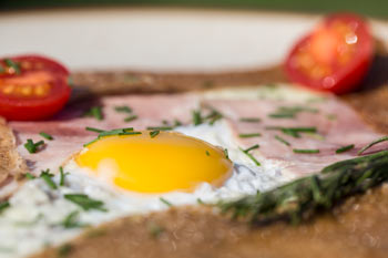 La galette complète, jambon fermier, oeuf emmental de votre traiteur crêpier Génération crêpes